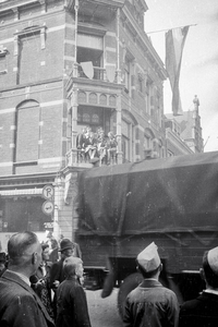 853205 Afbeelding van enkele toeschouwers op een balkon van het huis Janskerkhof 25 te Utrecht tijdens de intocht van ...